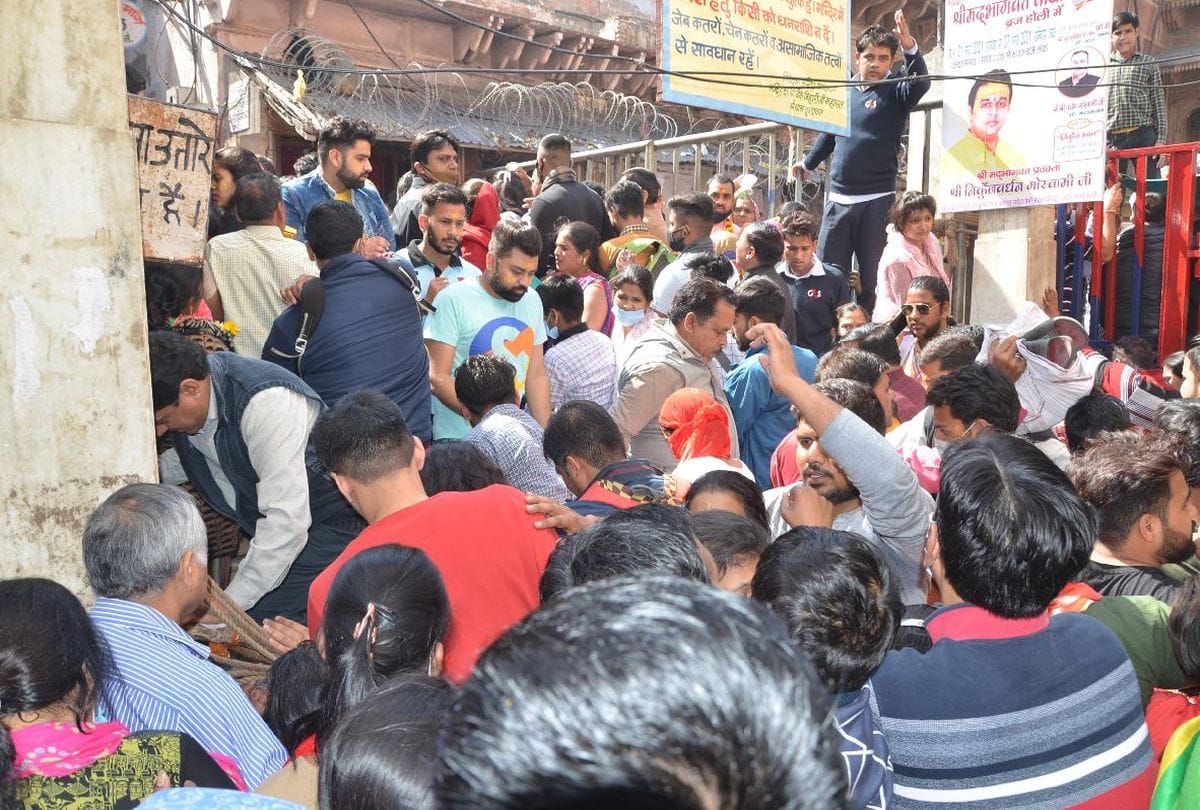 huge crowd of devotees gathered in banke bihari temple vrindavan on sunday