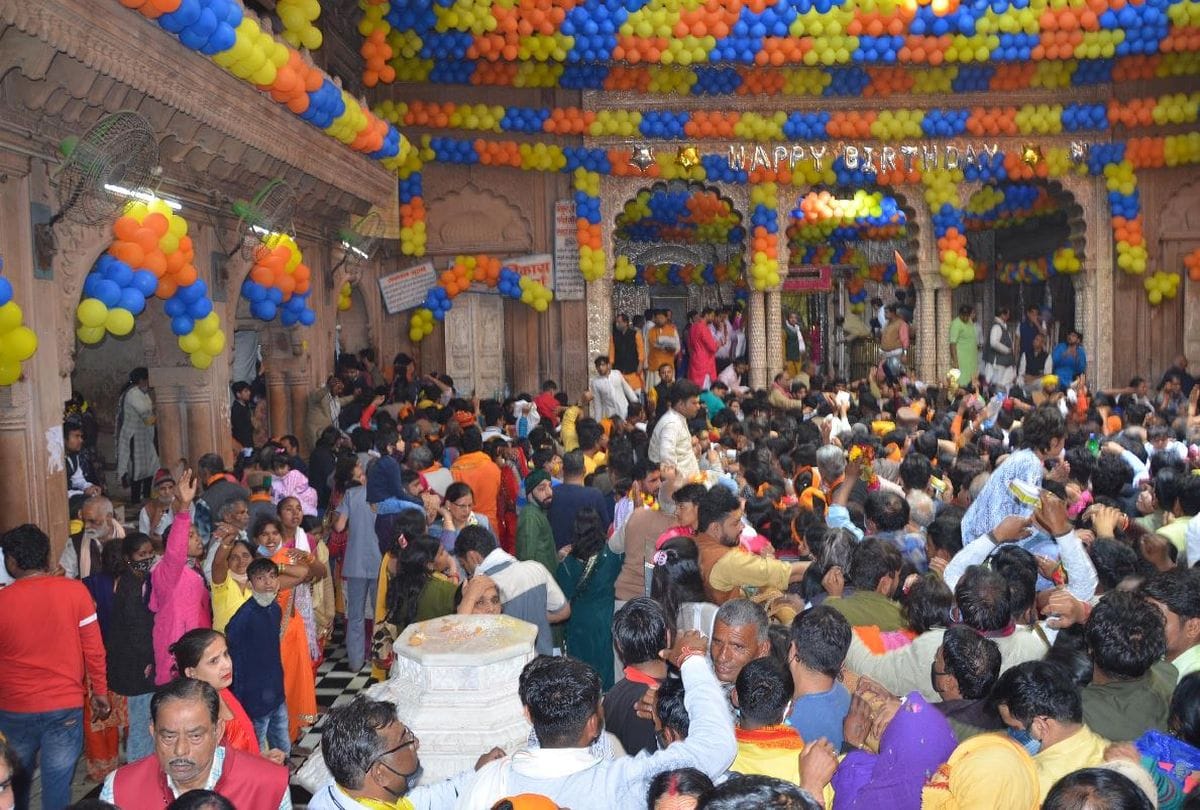 huge crowd of devotees gathered in banke bihari temple vrindavan on sunday