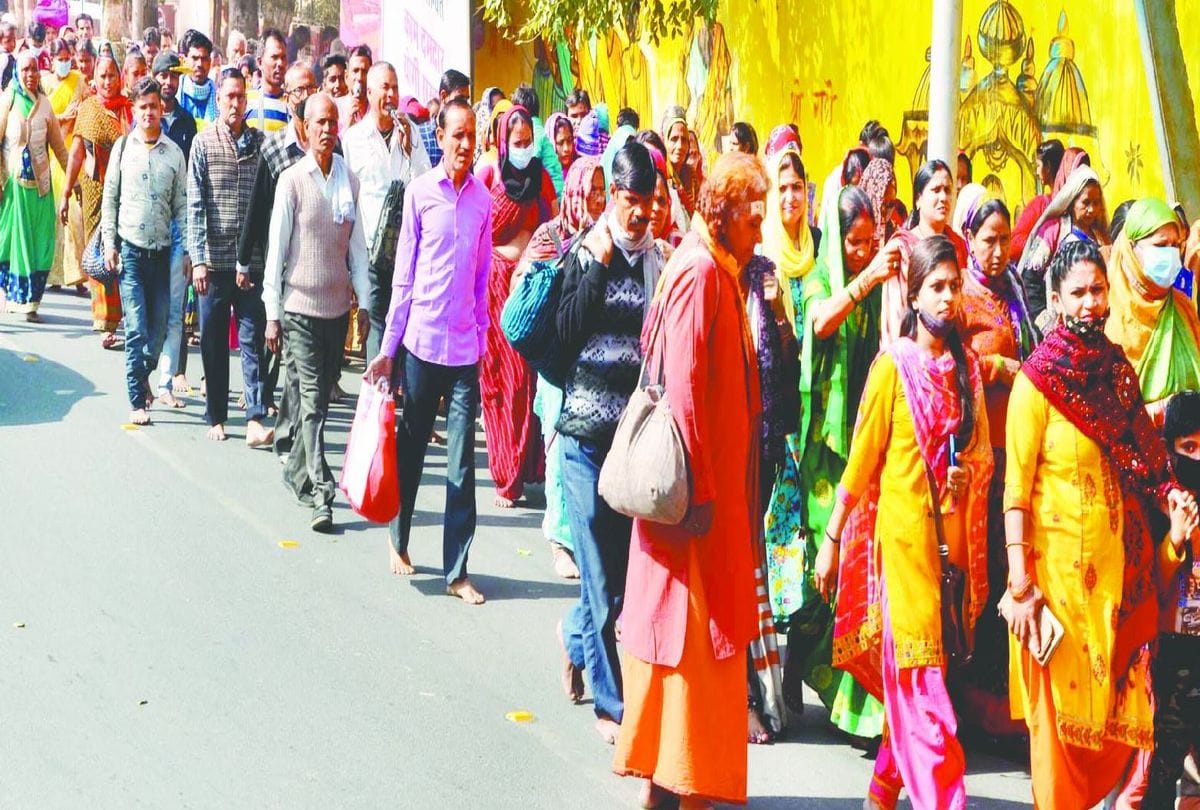 huge crowd of devotees gathered in banke bihari temple vrindavan on sunday