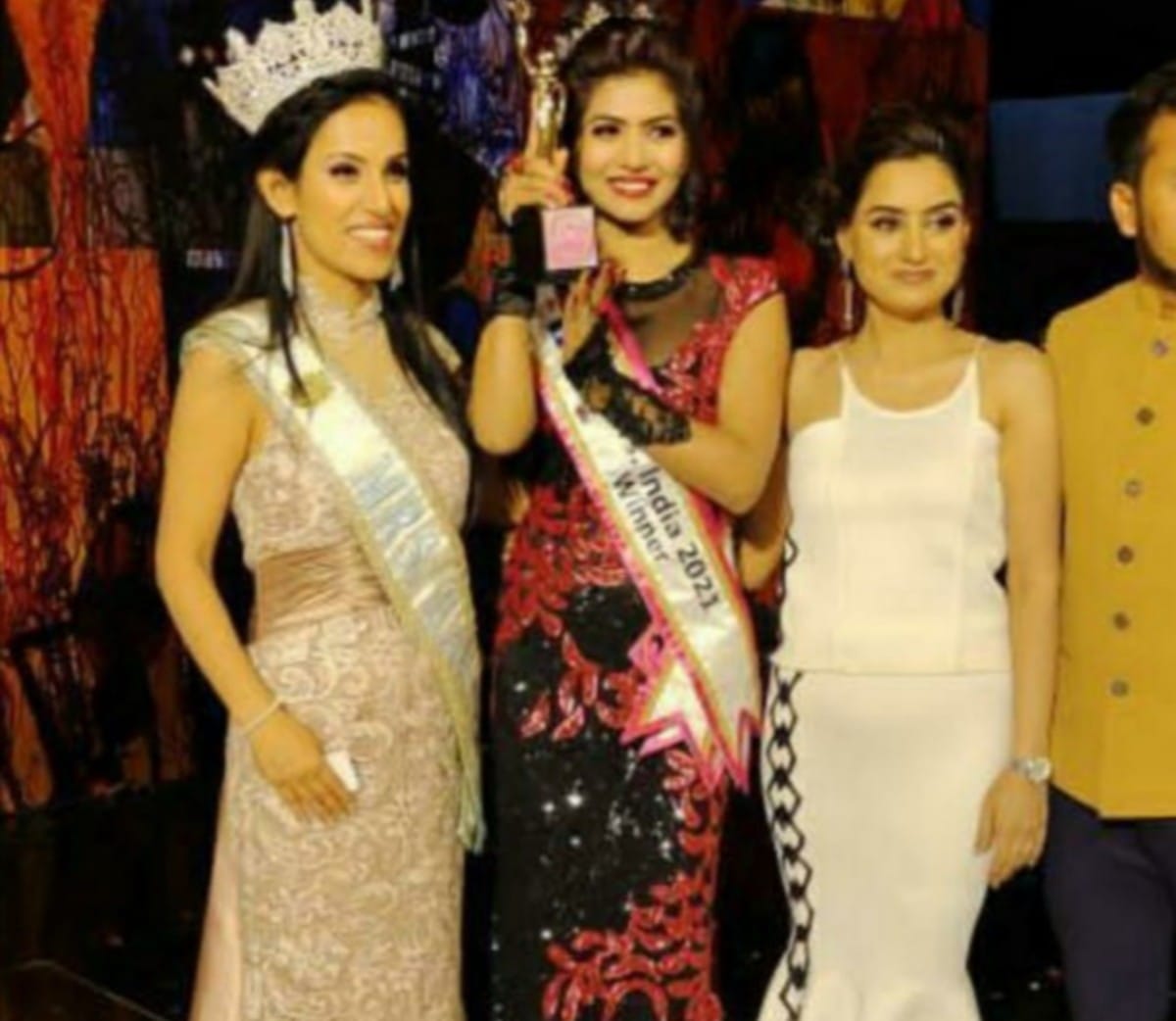 Mirzapur girl becam Mrs. India in hyderabad fashion show