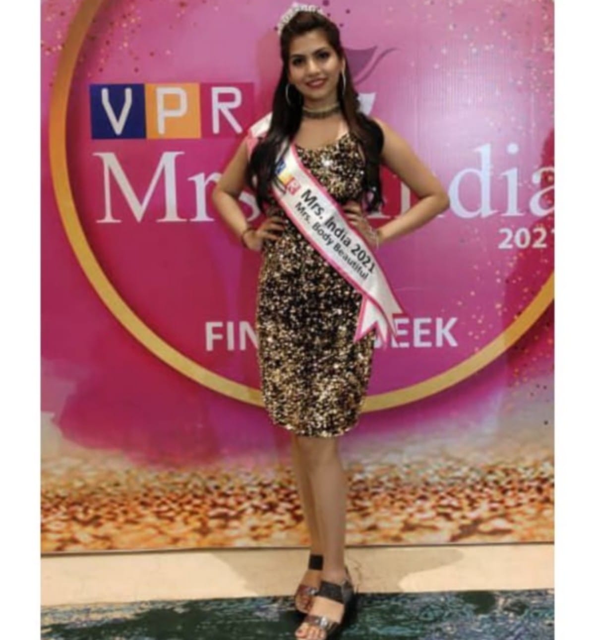 Mirzapur girl becam Mrs. India in hyderabad fashion show