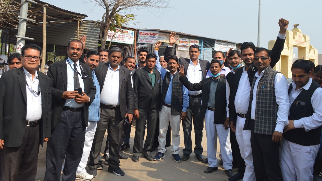 Hathras: Lawyers demonstrated by holding strike