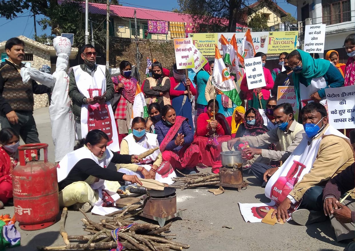 Rally out of vehicles pulled out of rope, stove made on road