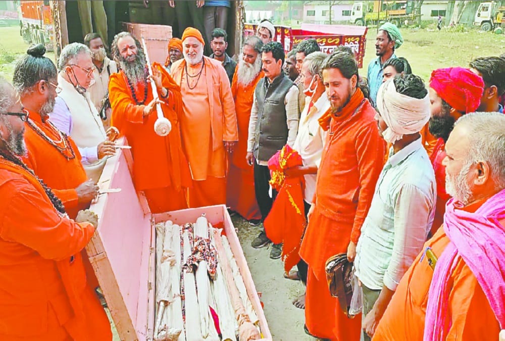Haridwar Maha Kumbh Mela 2021: Juna Akhara Saint will give Covid Protection message by wearing mask in peshwai