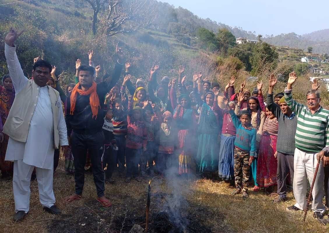 Villagers of Payyan want ANM center, MLA burnt and effigy of state government after construction work has been pending for 15 years