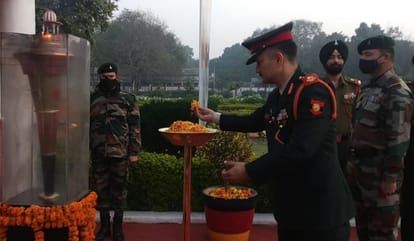 फतेहगढ़ स्थित सिखलाइट रेजिमेंटल के क्वाटर गार्ड में विजय मशाल पर पुष्प अर्पित करते कर्नल एसके प?