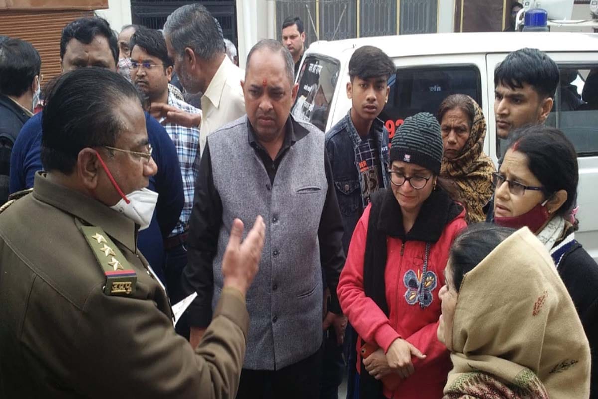 Meerut News: shaastree nagar mein shikshika kee hatya, pati hiraasat mein