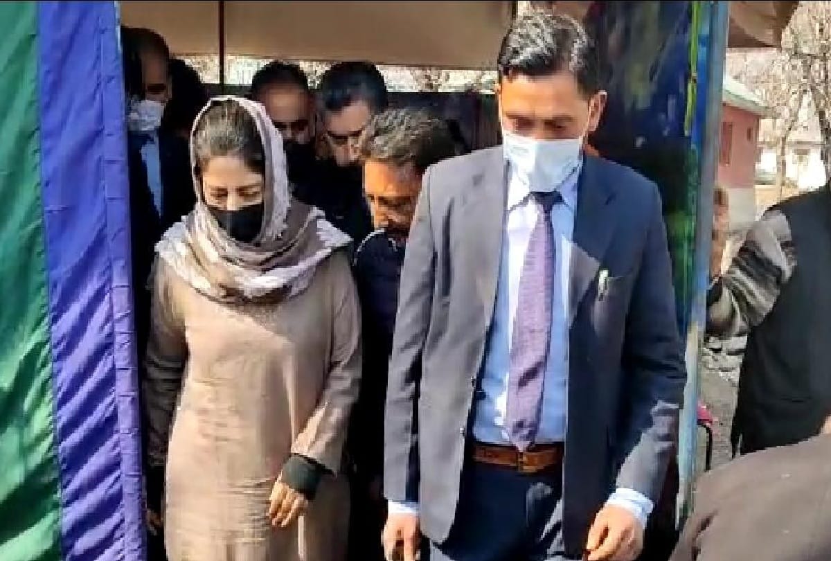 PDP president mehbooba mufti in Kupwara reiterated need of dialogue with pakistan