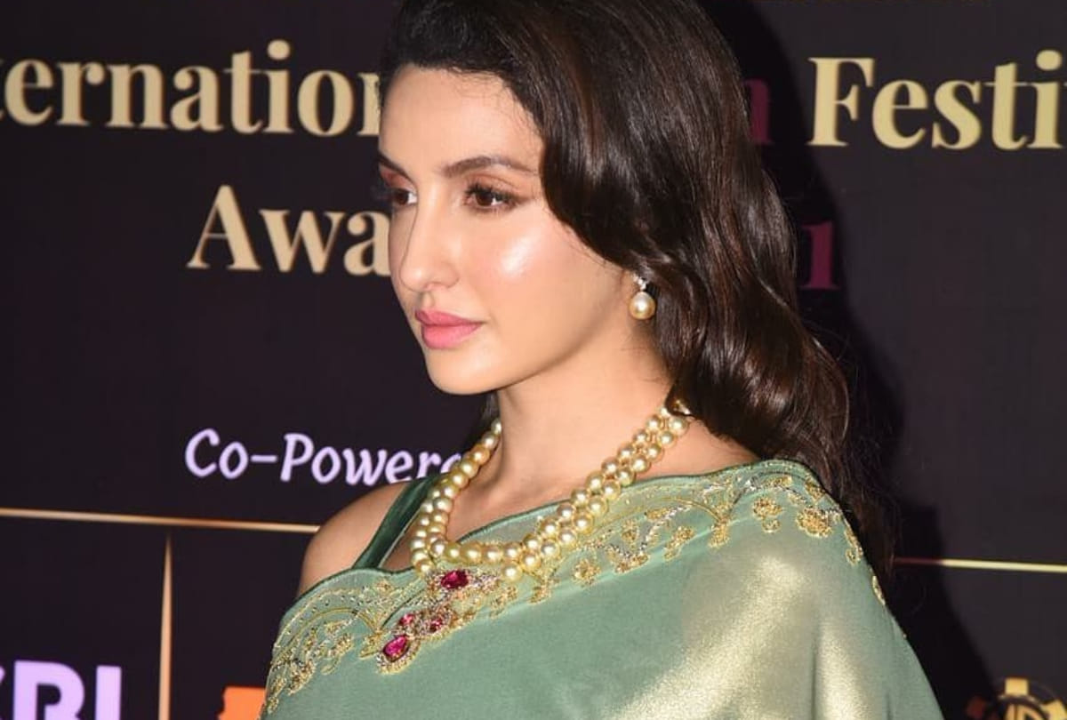 pearl necklace match with saree like bollywood divas nora fatehi kangana ranaut deepika padukone