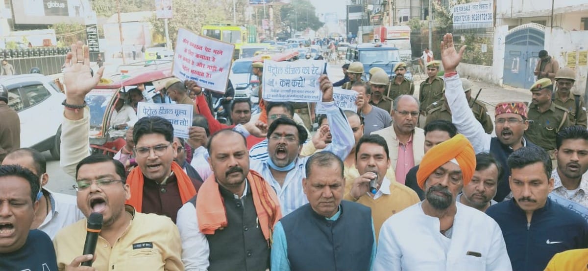 trader protest and paidal march for petrol diesel price hike in varanasi