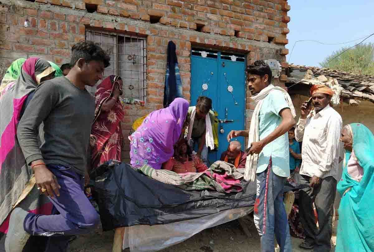 UP: Two days ago in Banda, bullies beat up the elderly by tying the tree