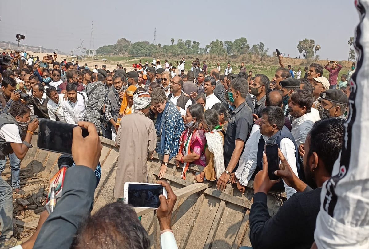 Congress general secretary Priyanka Gandhi arrives in Baswar village of Ghoorpur to hear fishermen's pain