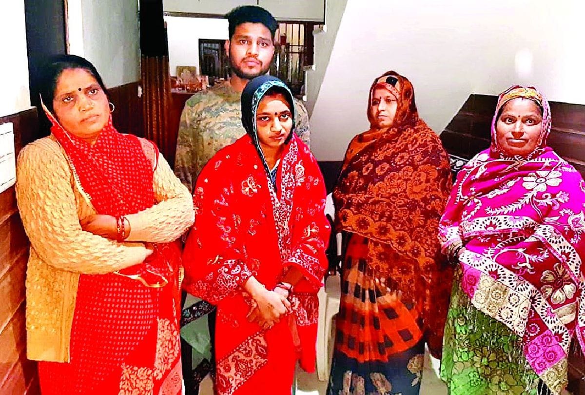 miscreants robbed the house after wife of saraf tied to a chair in agra