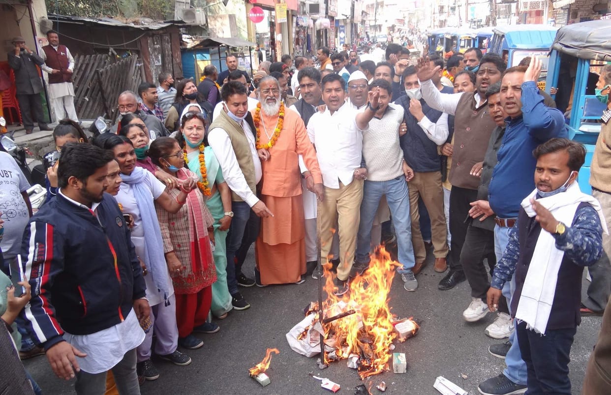 Congressmen burnt effigy of BJP government against inflation