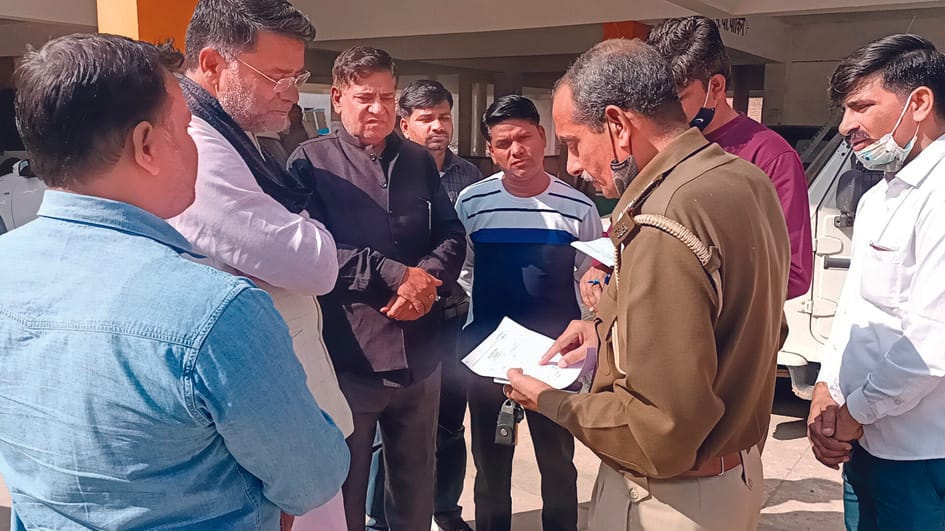 2.35 lakh looted from bjp district vice presidents son
