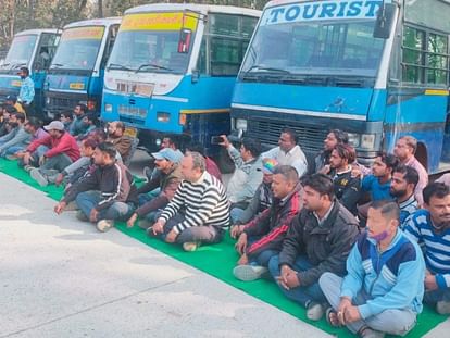 City bus operators protest by erecting vehicles at toll plaza