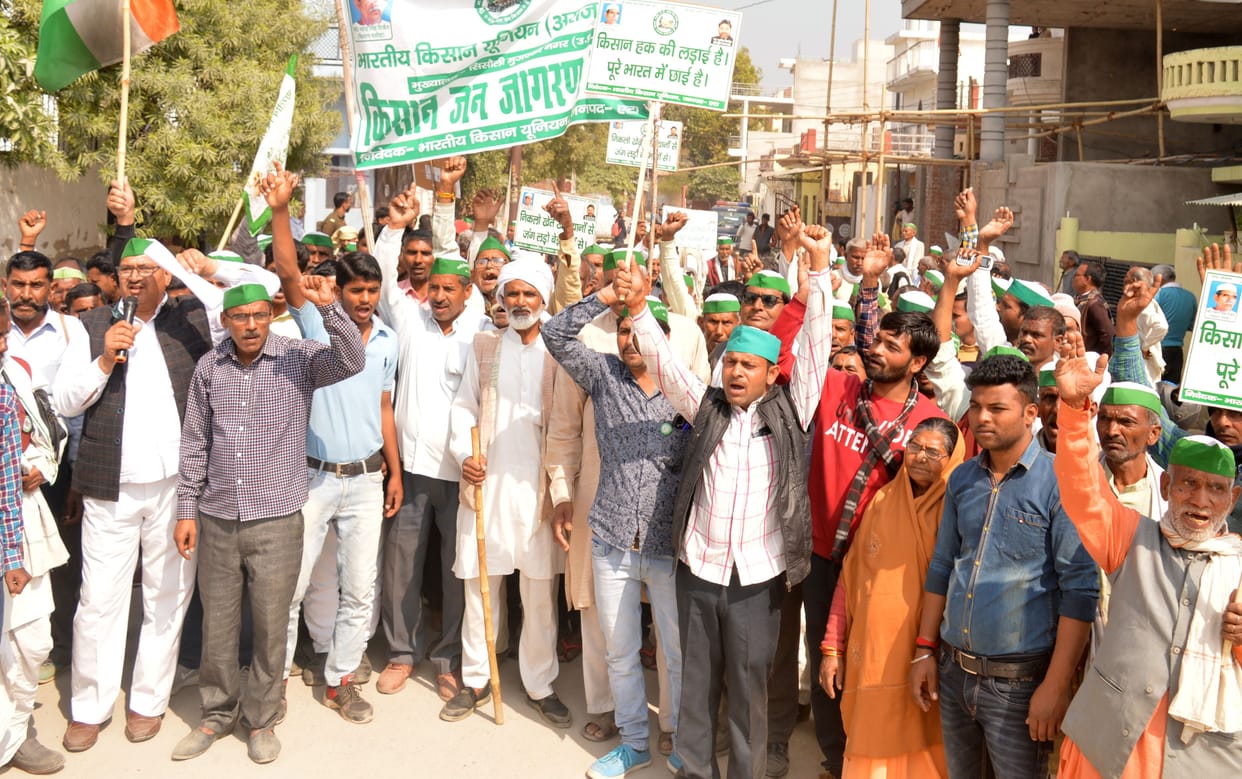Farmers took out march on foot and surrounded the house of public representatives