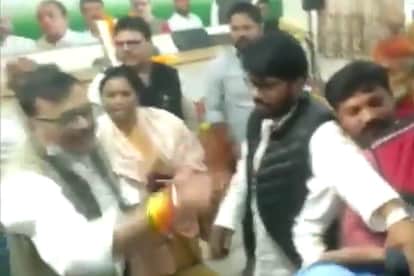 बैठक के दौरान आपस में भिड़ गए कांग्रेस कार्यकर्ता