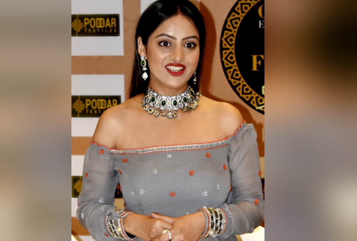 diya aur bati hum fame deepika singh flaunts curvy figure in silver sequin saree with deep neck blouse
