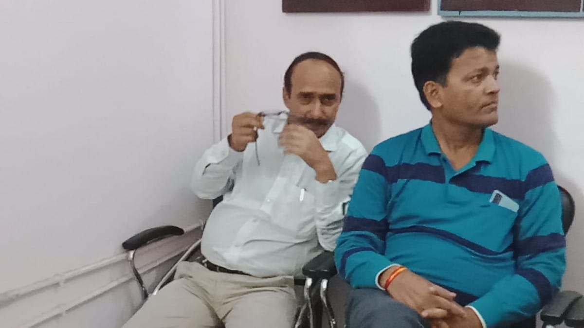 Anti corruption team arrested Assistant Research Officer of CMO Office for taking bribe in azamgarh