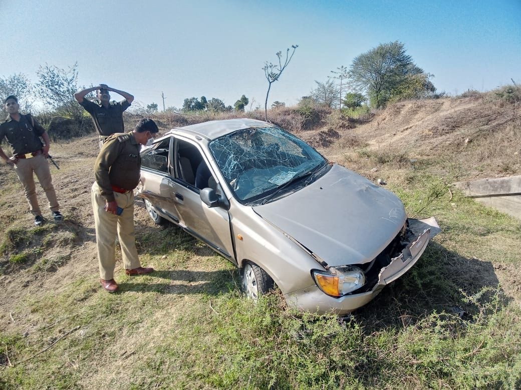 car crashed into ditch, five injured