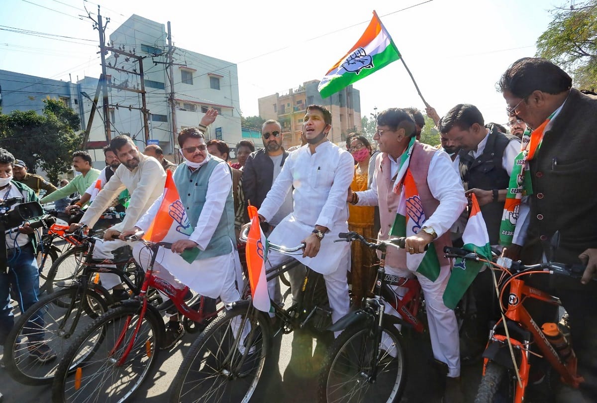 madhya pradesh budget session many congress mla ride cycle against petrol diesel price hike