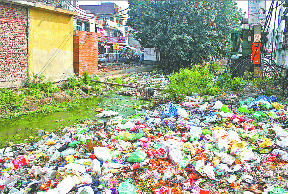 condition of drains in jammu-kashmir is worst, can become problem for people in the rainy season