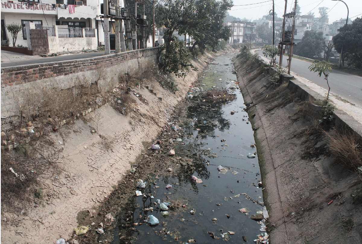 condition of drains in jammu-kashmir is worst, can become problem for people in the rainy season