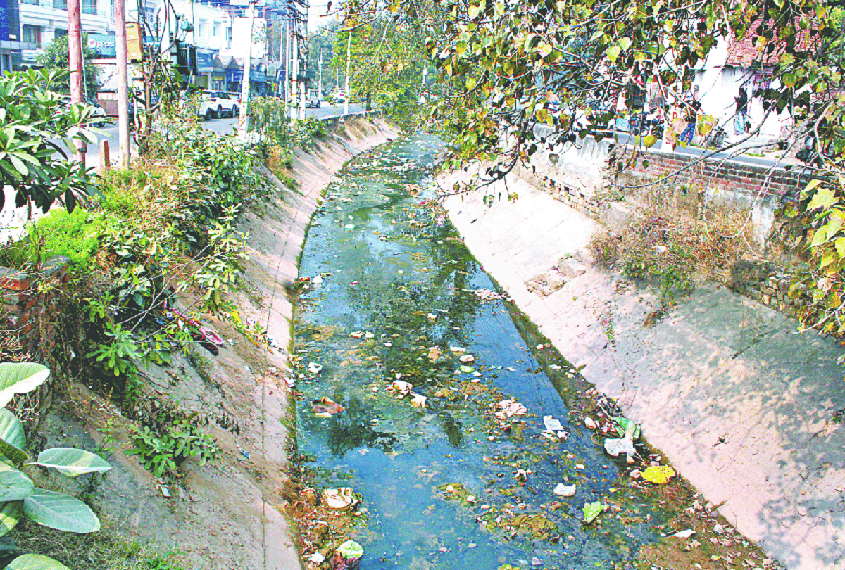 condition of drains in jammu-kashmir is worst, can become problem for people in the rainy season