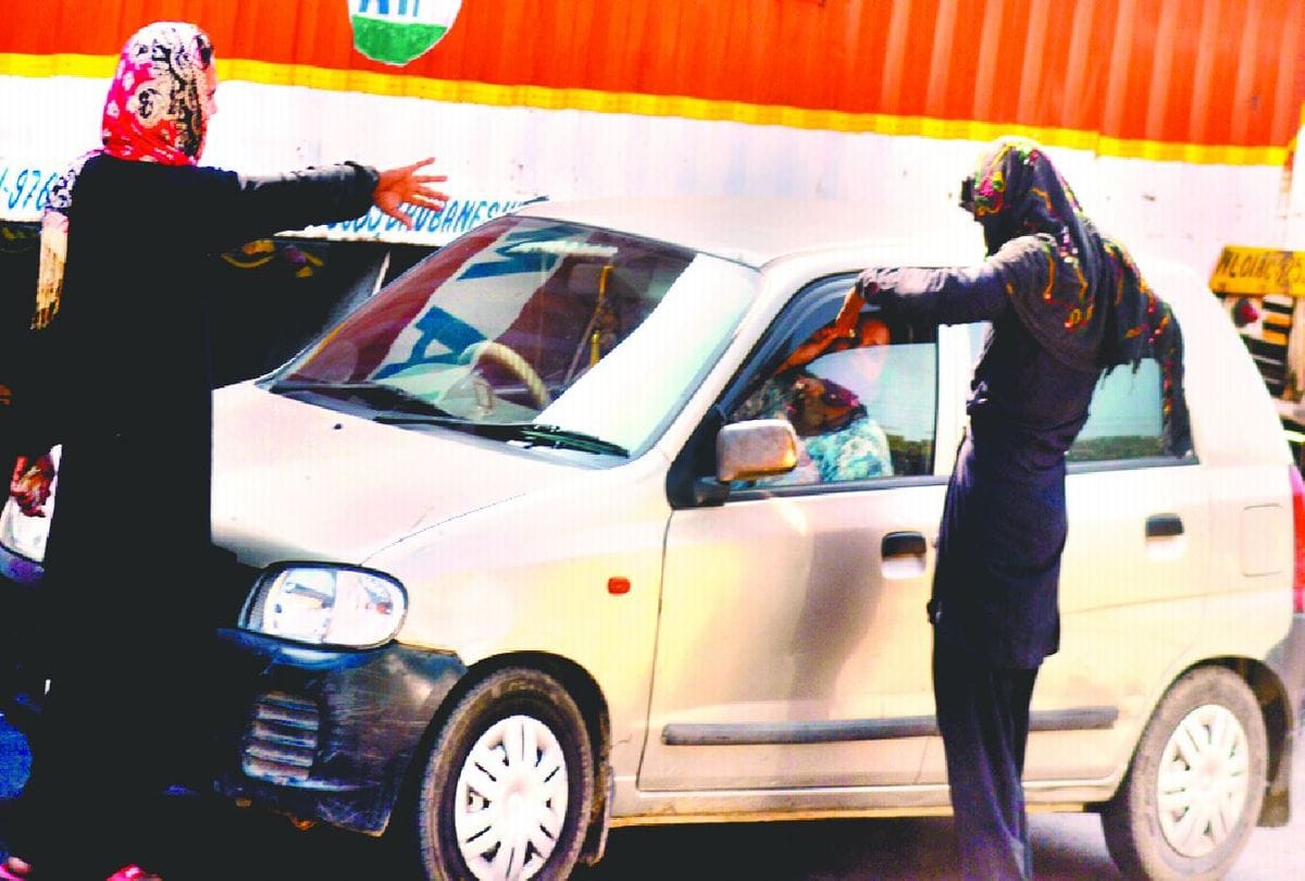 Fake Transgender Illegal Recovery From People Trapped In Jam After Agra Police Remove From Spot