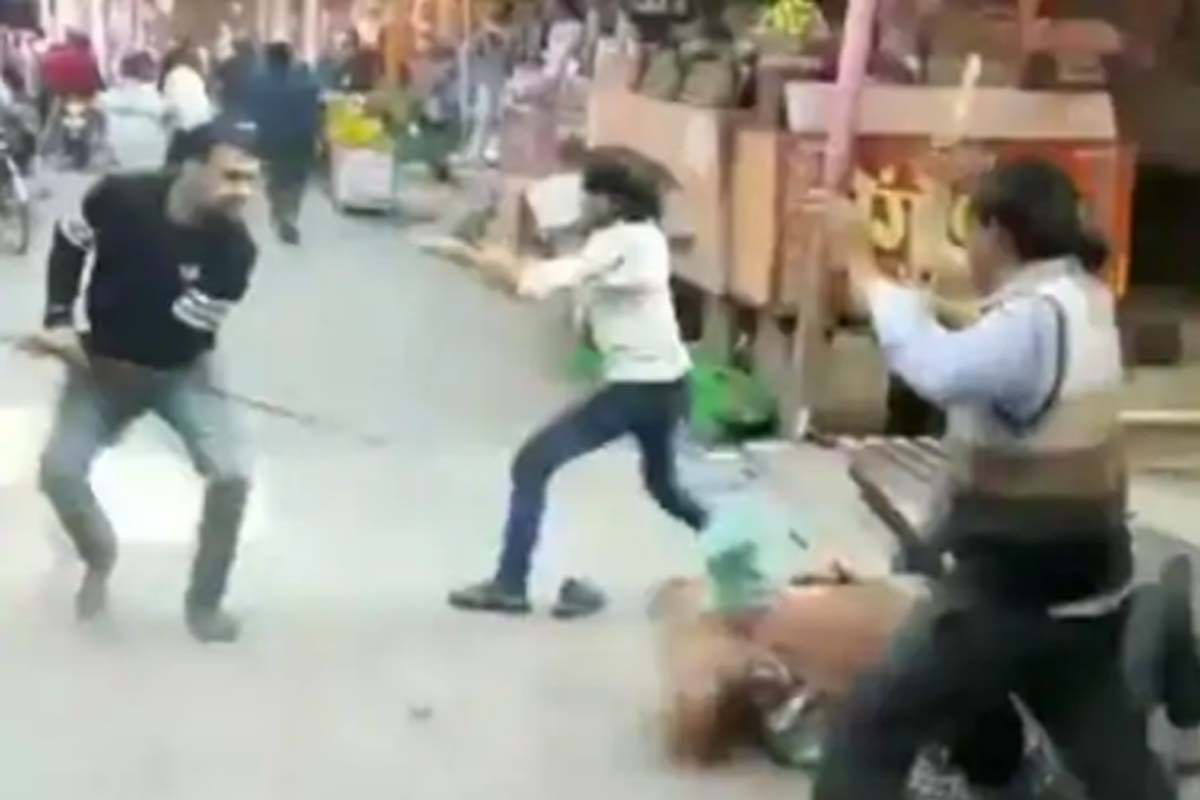 fight between two shopkeepers in Baghpat over a customer