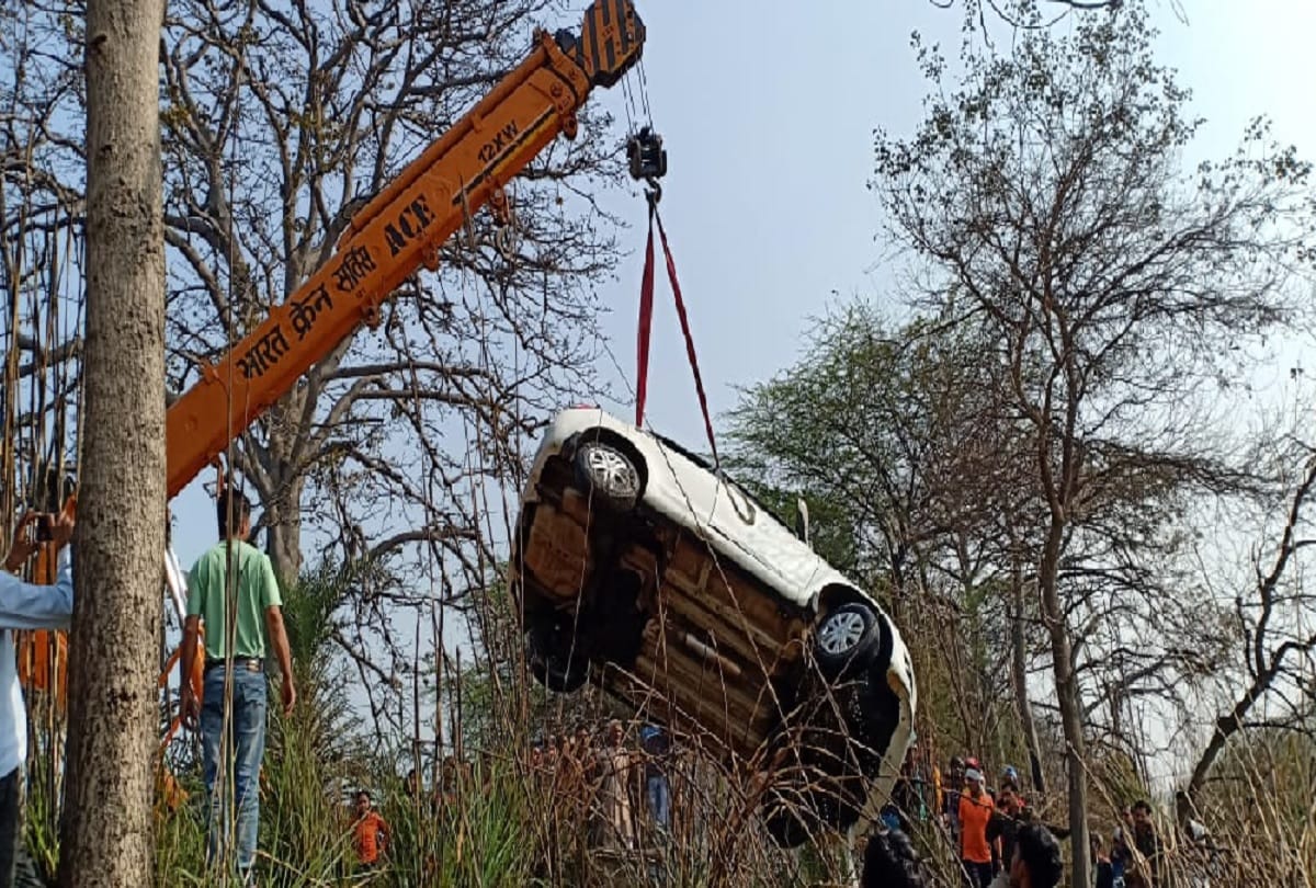Car falls in canal in Ghaziabad Bike rider told story of incident see photos