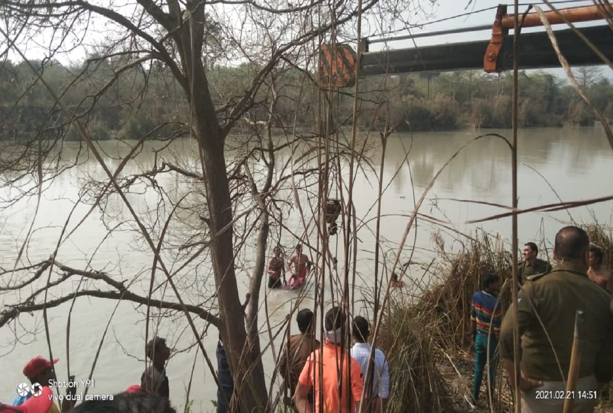 Car falls in canal in Ghaziabad Bike rider told story of incident see photos