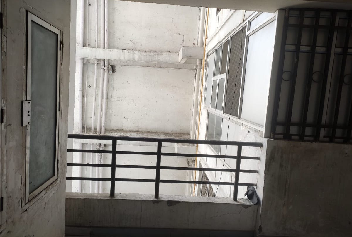 young man commits suicide jumps from fifth floor admited in hospital died during treatment