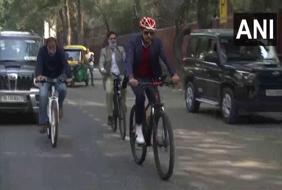 Robert Vadra rides bicycle to office in protest against the rising fuel prices