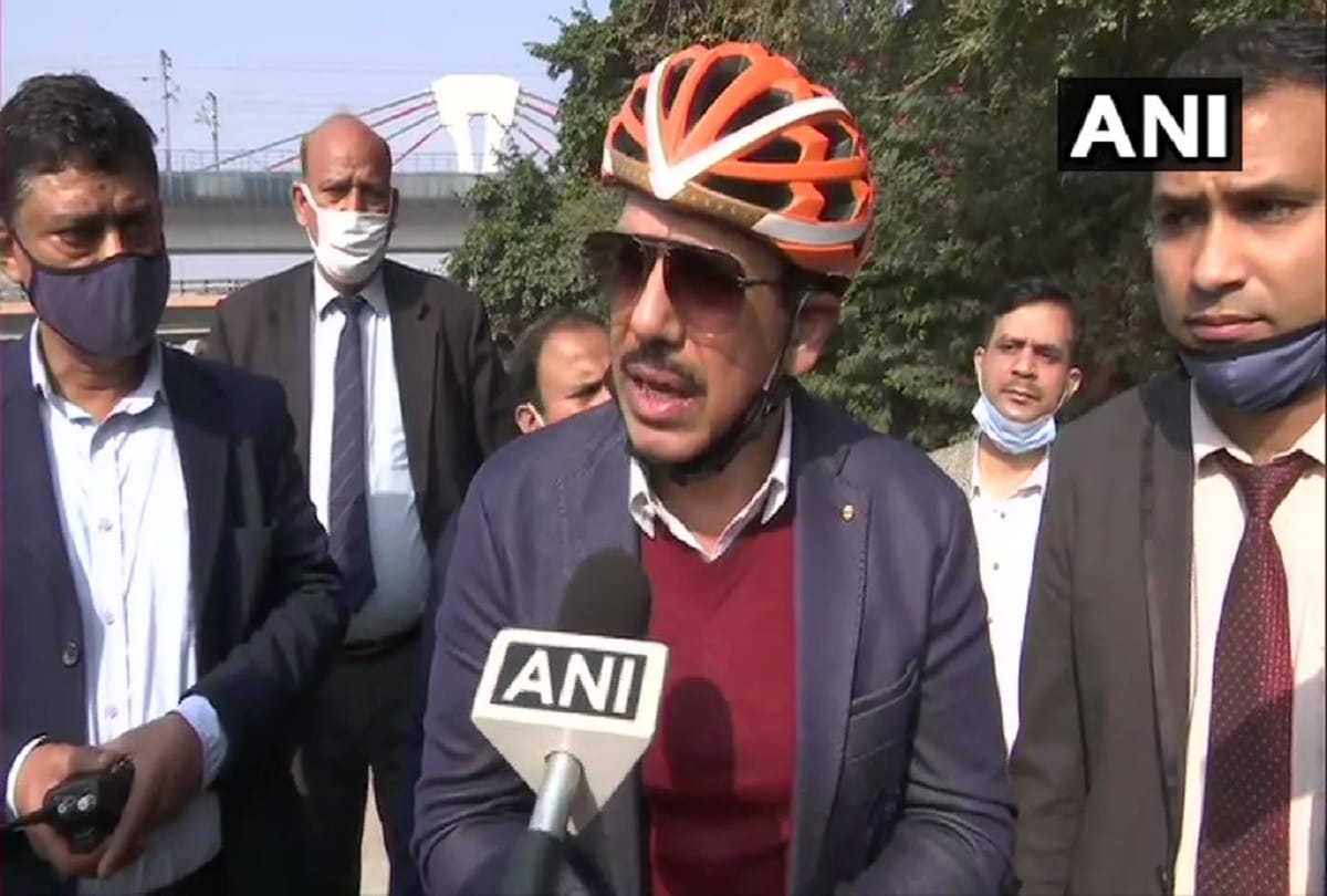Robert Vadra rides bicycle to office in protest against the rising fuel prices