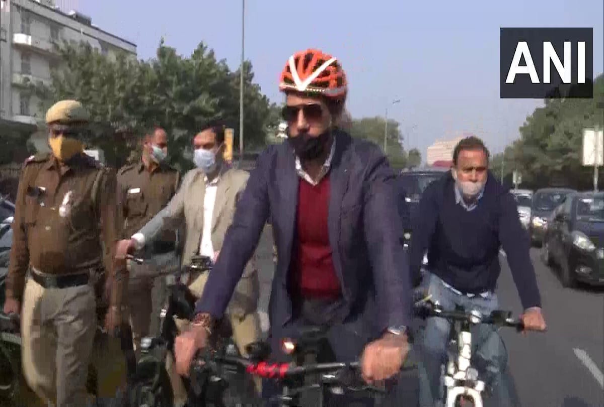 Robert Vadra rides bicycle to office in protest against the rising fuel prices