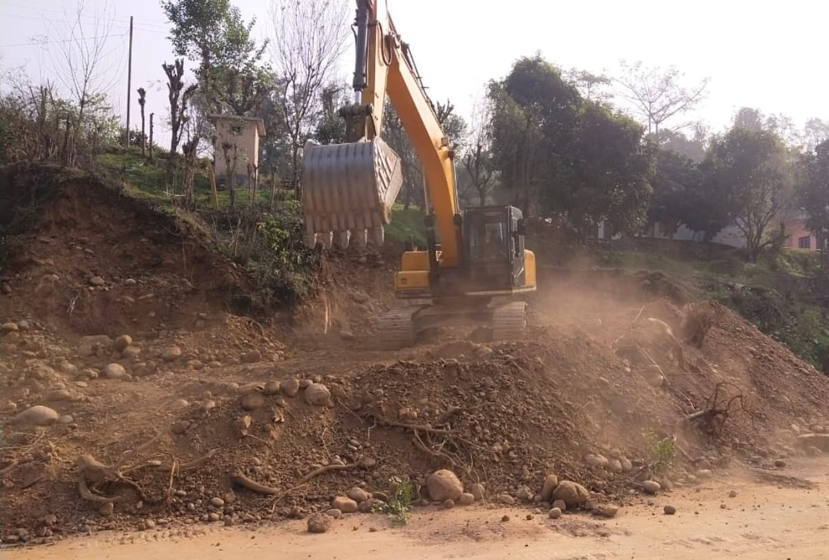 People held JE AE and contractor of Public Works Department hostage in Sahjanwan