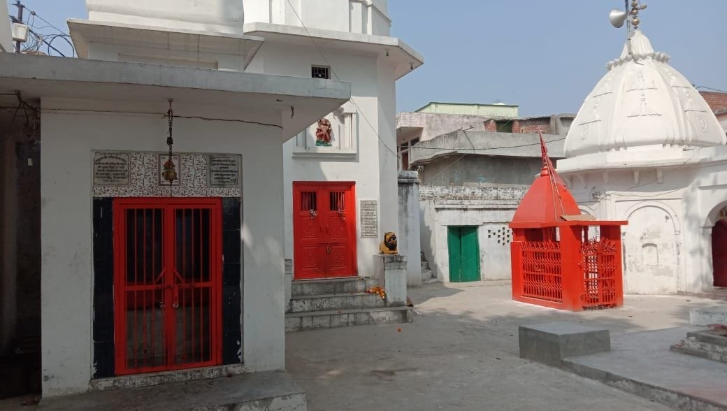 Trying to steal the temple by breaking the door