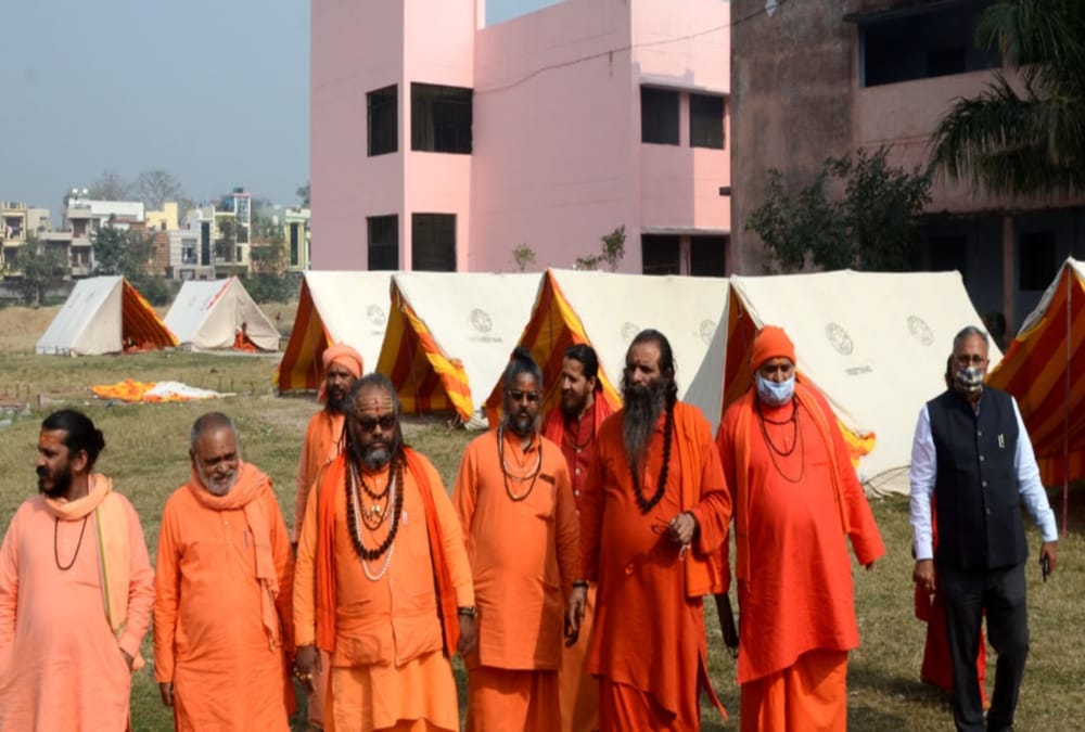 Haridwar Maha Kumbh Mela 2021: Juna Akhara Saint will give Covid Protection message by wearing mask in peshwai
