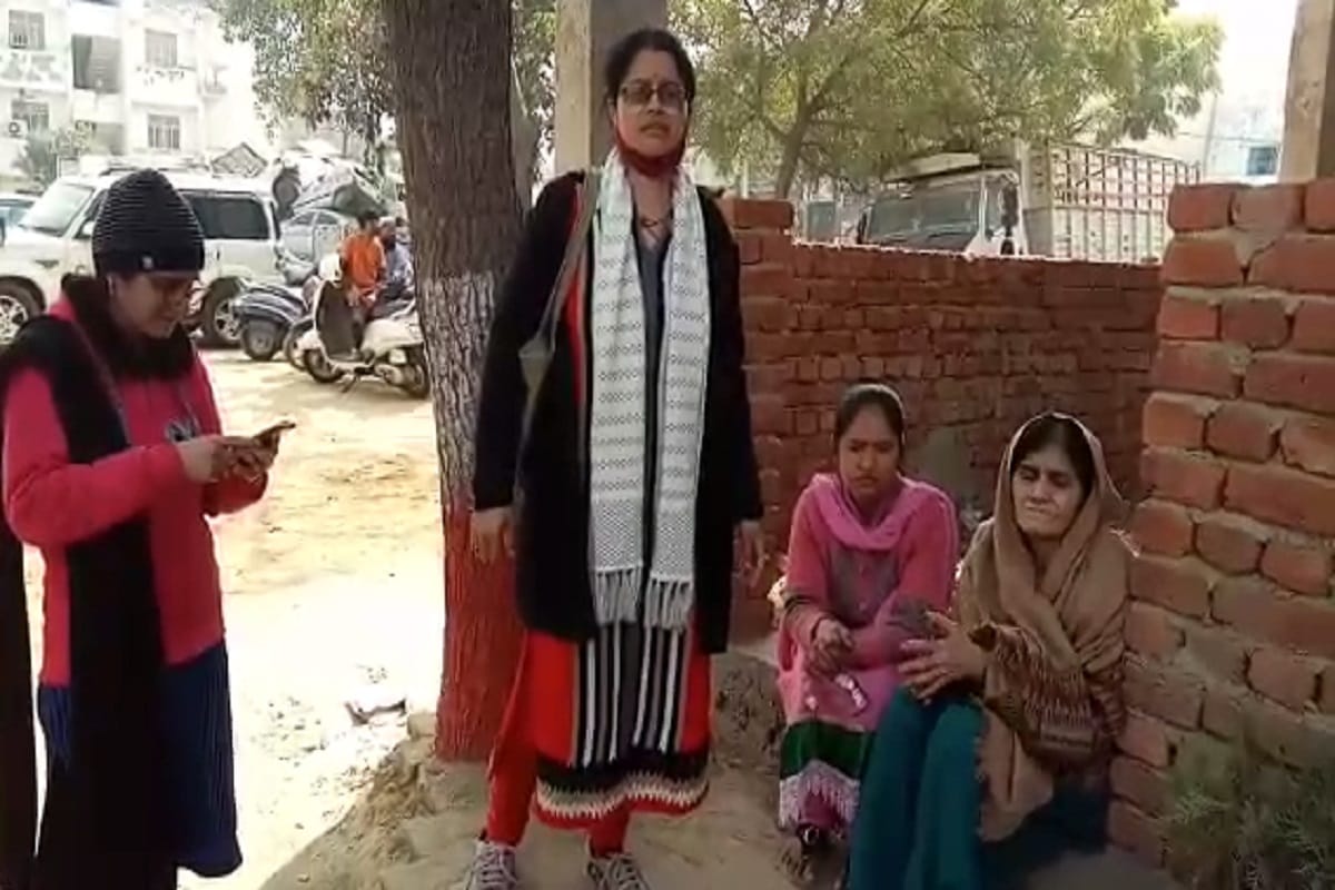 Meerut News: shaastree nagar mein shikshika kee hatya, pati hiraasat mein