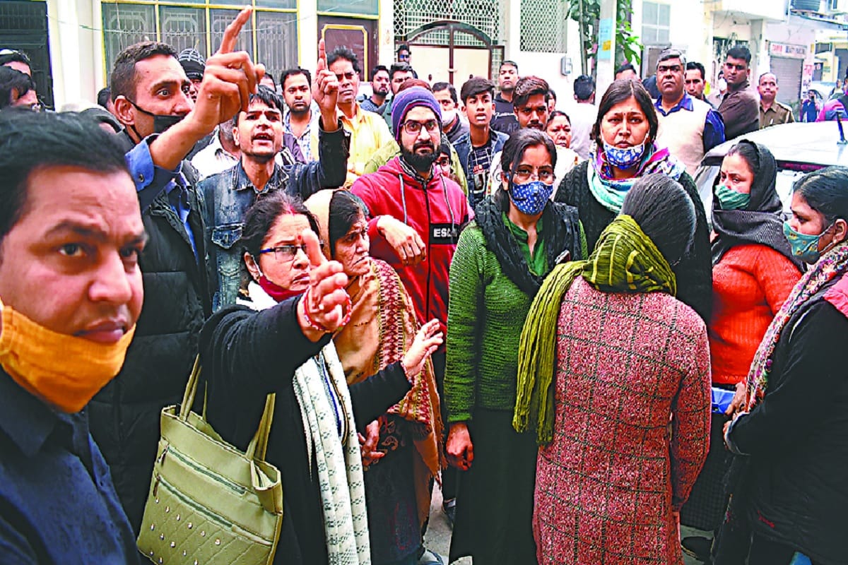 Meerut News: shaastree nagar mein shikshika kee hatya, pati hiraasat mein