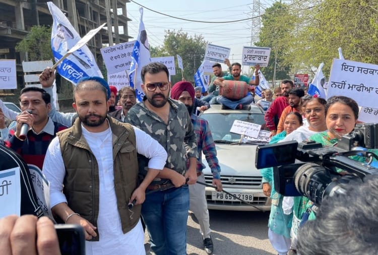 Aam Aadmi Party leaders protest against petroleum rate at Mohali