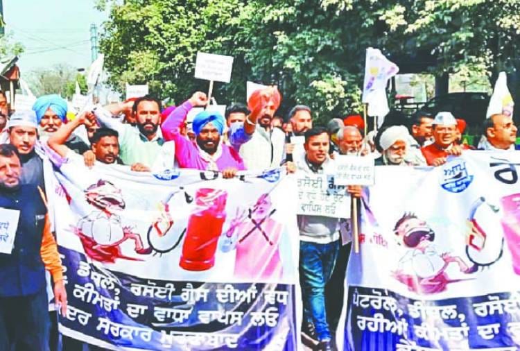 AAP workers protest against Petrol and diesel price hike in Punjab