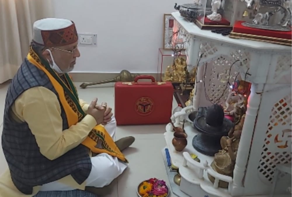 UP Budget 2021: UP finance minister Suresh Khanna did worship before presenting Budget.