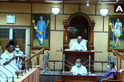 सदन में चर्चा करते मुख्यमंत्री वी नारायणसामी