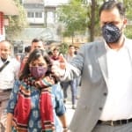 हजरतगंज पहुंचीं अपर्णा पुरोहित।