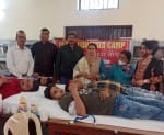 श्री शिव कांवड़ महासंघ चैरिटेबल ट्रस्ट के शिविर में रक्तदान करते लोग।