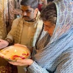 बांकेबिहारी मंदिर में पूजा करतीं प्रियंका गांधी वाड्रा (फाइल फोटो)