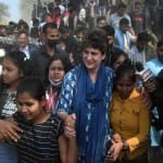 प्रियंका गांधी बसवार गांव में मछुआरा समुदाय की बच्चियों के साथ।